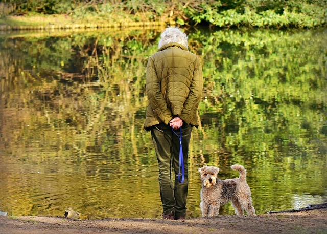 mujer con perro en estanque